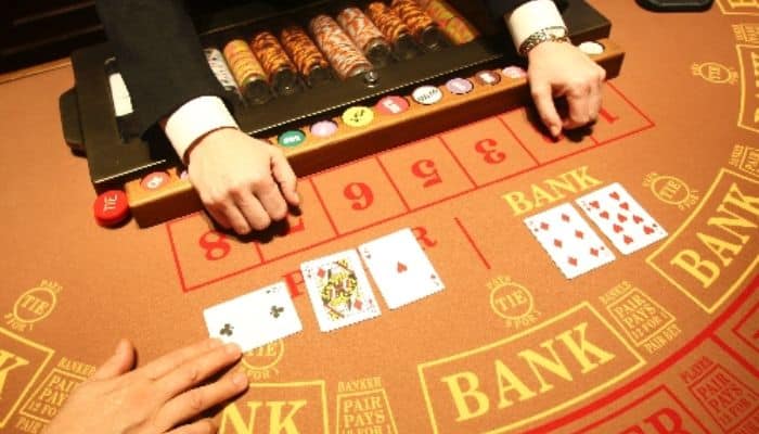 Áp dụng đồng thời việc cược vào cửa Banker và Player